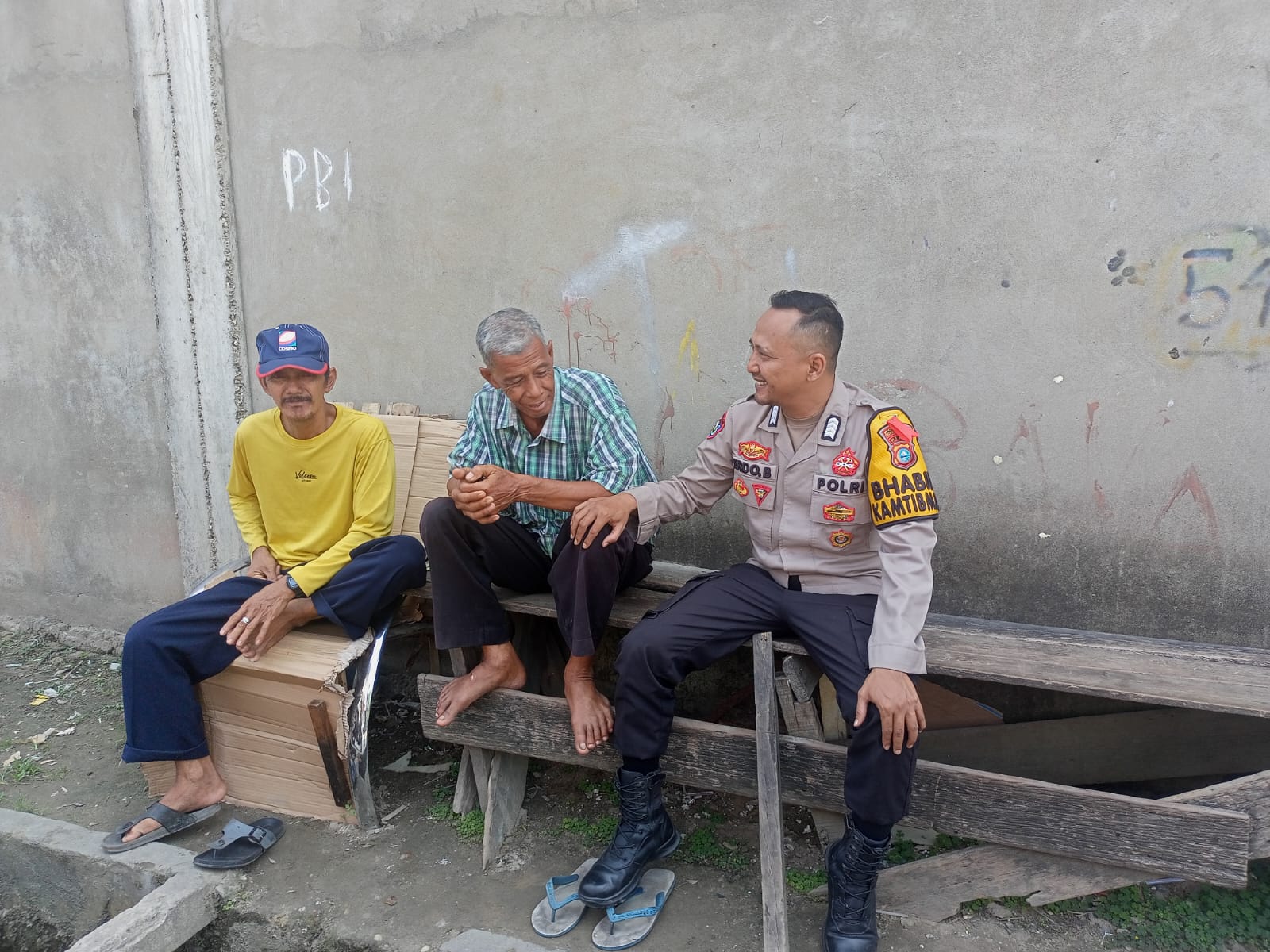 Bripka Erdo Sosialisasi dan Imbau Pilkada Damai ke Supir Ojek Pangkalan