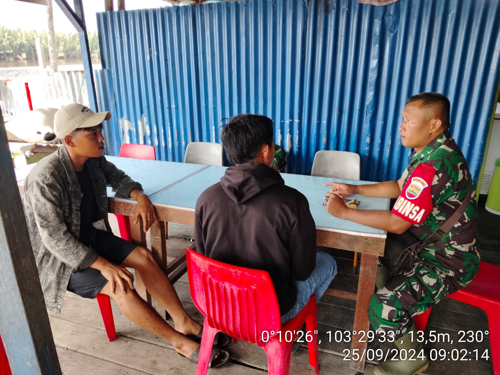 Gelar Komsos, Babinsa Koramil 10/Plg Koptu J Manurung Ajak Warga Jaga Kondusifitas Jelang Pemilukada serentak 2024