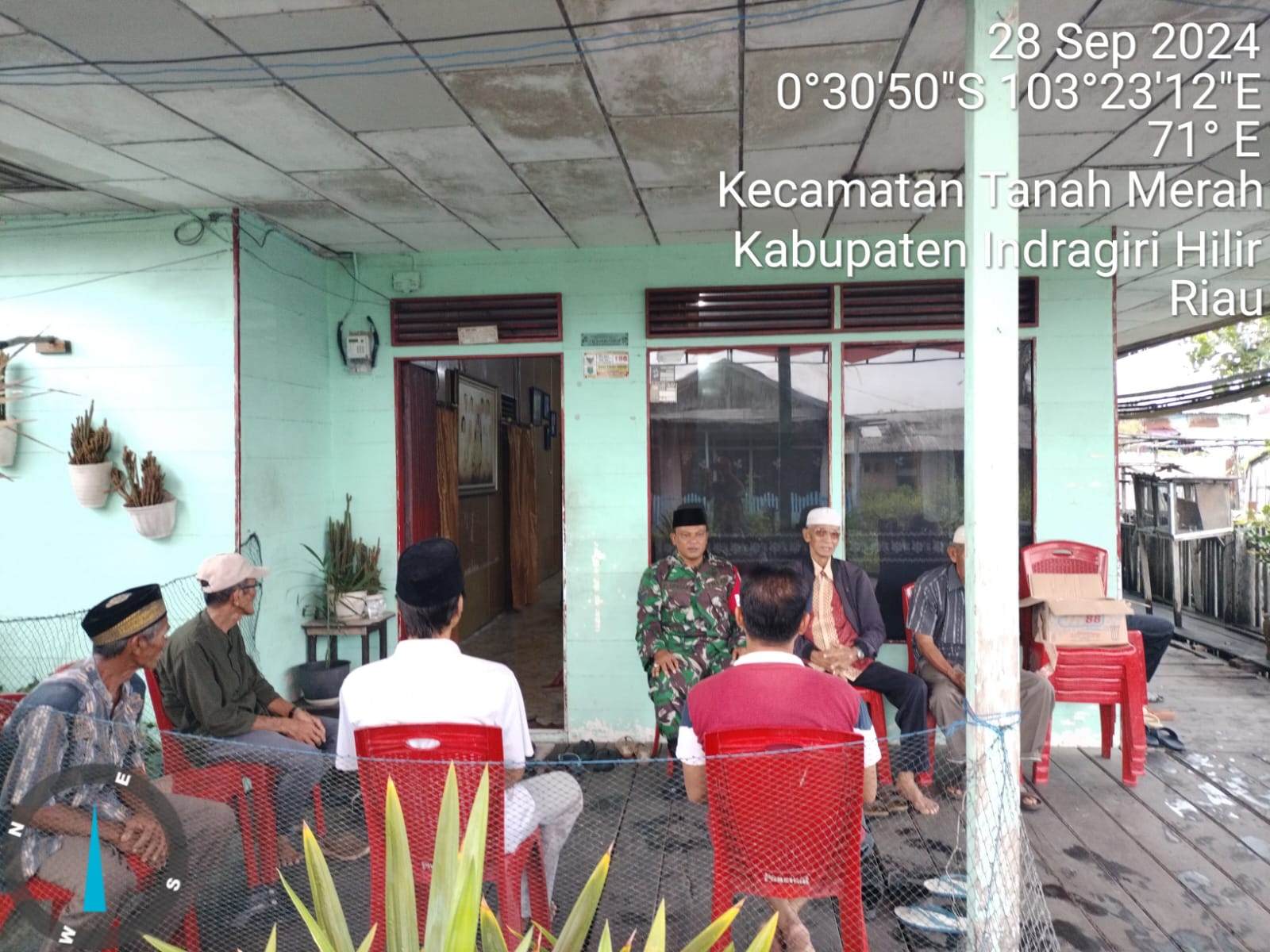 Babinsa Koramil 02/TM Serka P Siregar Giat Komsos dengan Tokoh Masyarakat di Kampung Pancasila