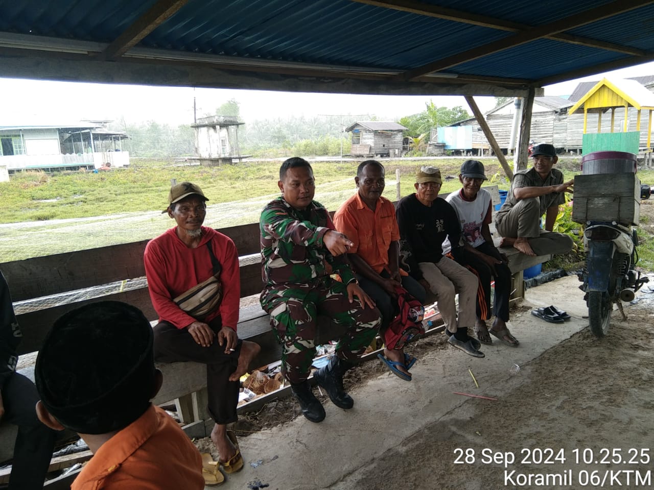 Jelang Pilkada, Anggota Koramil 06/ktm Himbau Warga Hindari Hoaks dan Jaga Persatuan