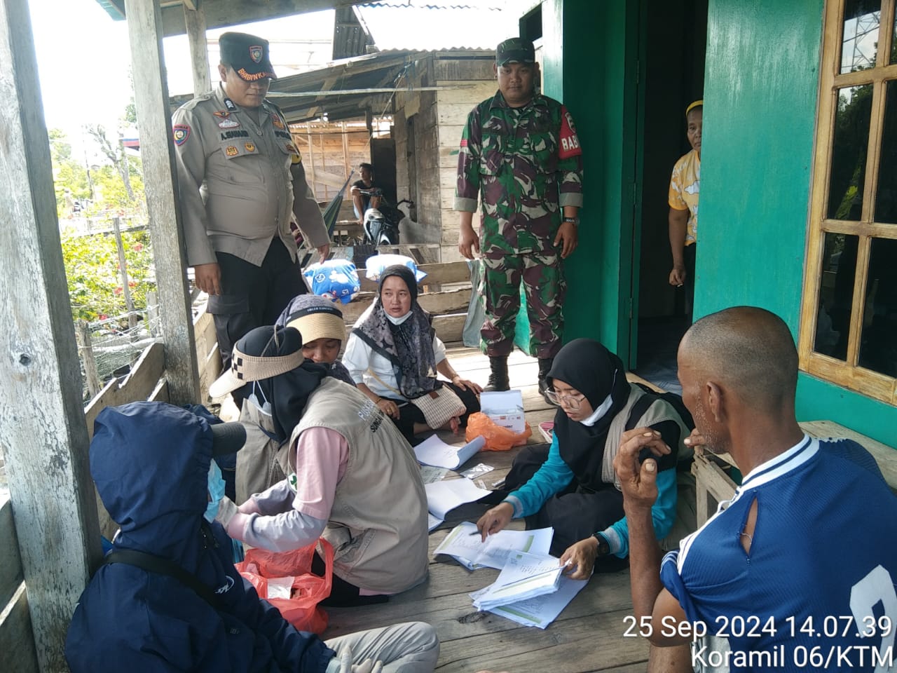 Babinsa Koramil 06/ktm bersama Pihak Terkait Berjibaku Pengamanan Pengambilan Rapid Test Kesehatan Musibah Penyakit Malaria di Desa Kuala Selat 