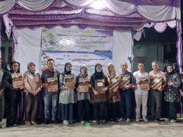 Sesi Foto Bersama usai peresmian program pengabdian masyarakat internasional, di desa Penarah (Implementation Agreement (IA) Universitas Karimun, Universitas Jambi, Desa Penarah dan Mahasiswa)