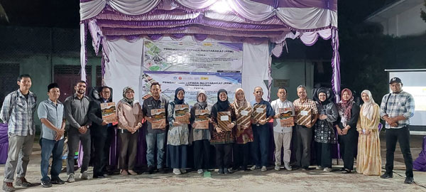 Sesi Foto Bersama usai peresmian program pengabdian masyarakat internasional, di desa Penarah (Implementation Agreement (IA) Universitas Karimun, Universitas Jambi, Desa Penarah dan Mahasiswa)