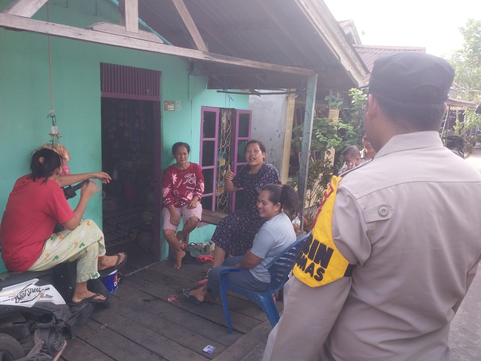 Ops Mantap Brata, Bhabinkamtibmas Sungai Intan Sambangi Warga