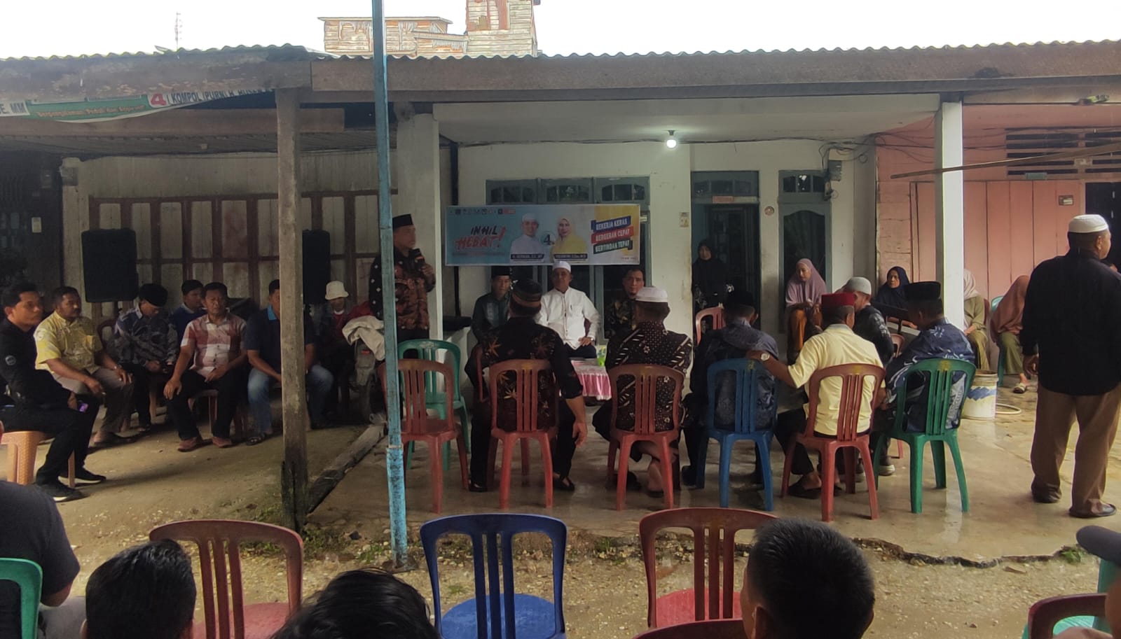 Diguyur Hujan, Warga Menilai Paslon Nomor Urut 4 Membawa Berkah 