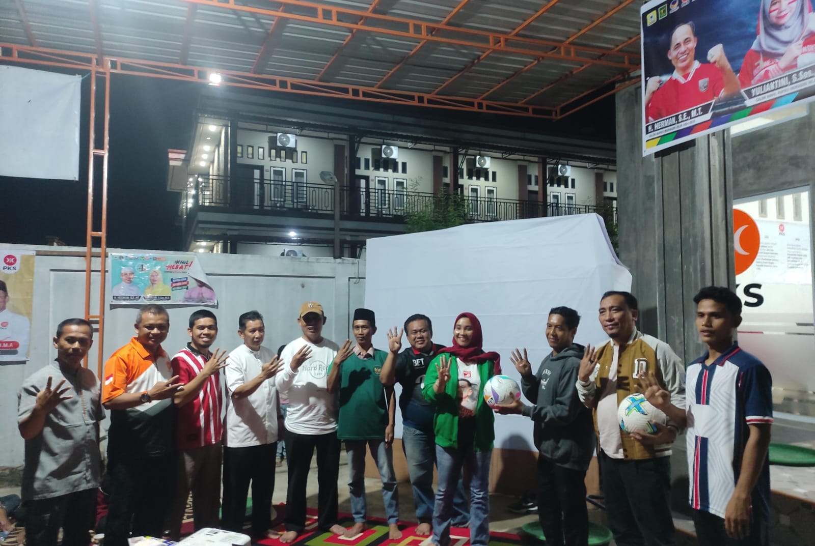 Paslon Bupati Inhil, Haji Herman Bersama Warga Nobar Laga Timnas VS Bahrain 