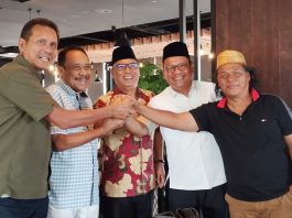 Asman Abnur (kiri) bersama Nyanyang Haris Pratamura, Calon Wakil Gubernur Kepri, dan kader PAN lainnya