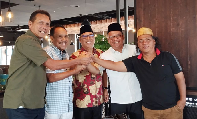 Asman Abnur (kiri) bersama Nyanyang Haris Pratamura, Calon Wakil Gubernur Kepri, dan kader PAN lainnya