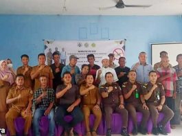Foto Bersama Cabjari Tanjungbatu dengan Masyarakat dan staf Desa Penarah