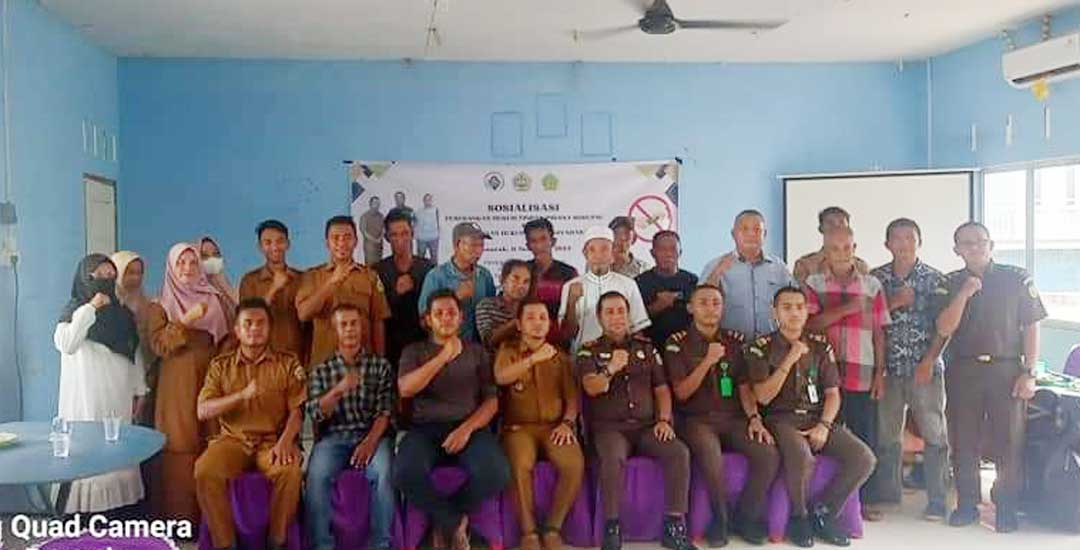 Foto Bersama Cabjari Tanjungbatu dengan Masyarakat dan staf Desa Penarah