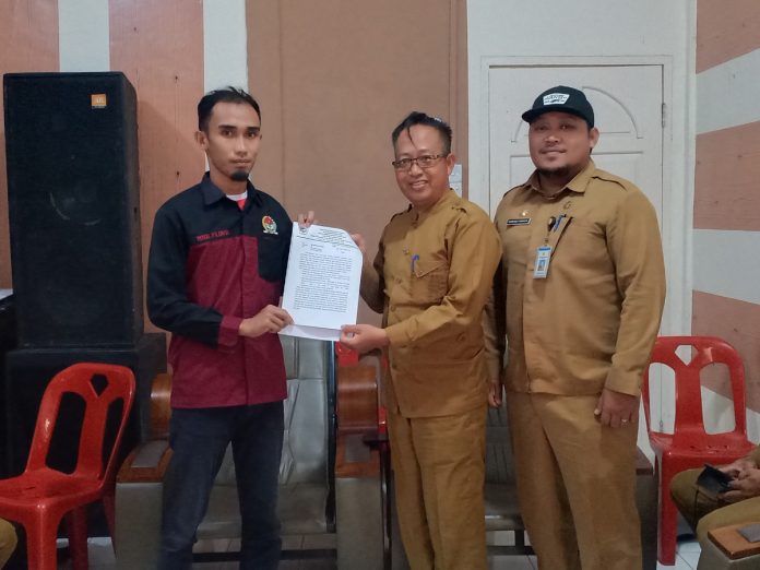 Penyerahan Laporan Dugaan Kasus AH Dari ketua BPD SUU, Fadil ke Camat Kundur Utara, Murnizam di Dampingi Staf Kecamatan Disaksikan Sekira 15 Orang Toga dan Tomas