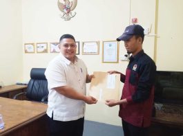 Penyerahan Tuntutan Dari Ketua BPD SUU, M Fadil ke Kadis PMD, Jackie Tewart Touw