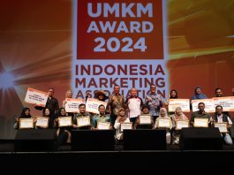 Perkembangan UMKM Terus Melejit, Sebagai Tulang Punggung Perekonomian Indonesia Penyerahan penghargaan oleh President IMA Pusat, Suparno Djasmin, kepada 20 UMKM terbaik IMA UMKM Award