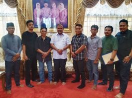 Bupati Karimun, Dr H Aunur Rafiq, M.Si, (tengah) saat menerima kunjungan sejumlah perwakilan masyarakat Desa Sungai Ungar Utara, Kamis, (07/01/25).