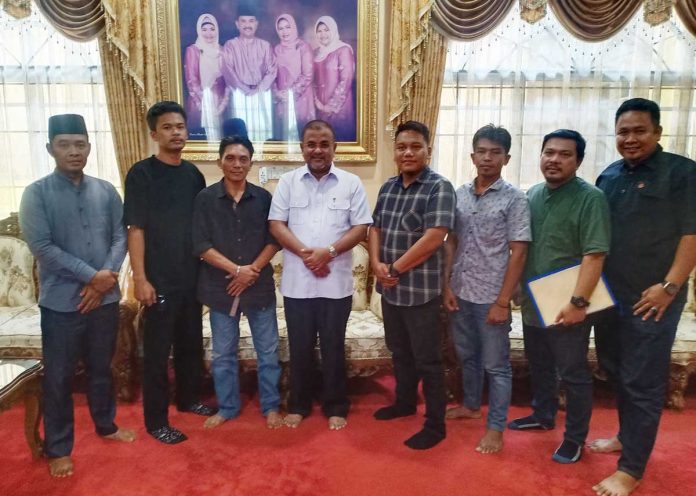 Bupati Karimun, Dr H Aunur Rafiq, M.Si, (tengah) saat menerima kunjungan sejumlah perwakilan masyarakat Desa Sungai Ungar Utara, Kamis, (07/01/25).