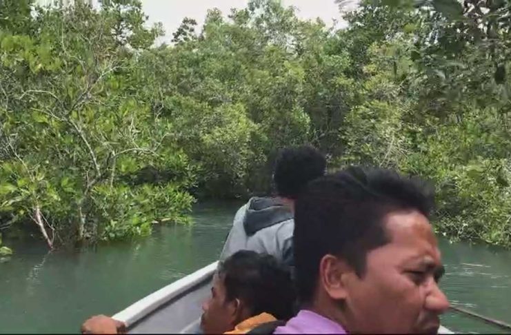 Salahsatu tokoh Pemuda Sugie, Pian, bersama sejumlah warga saat survey lokasi hutan mangrove di Desa Sugie