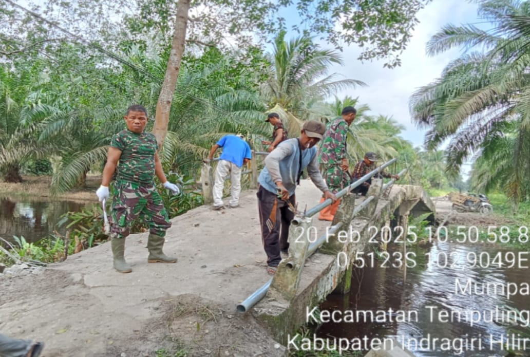 Anggota Koramil 02/TM Ikut Membantu Pembongkaran Jembatan Sasaran TMMD ke-123 di Desa Karya Tunas Jaya 