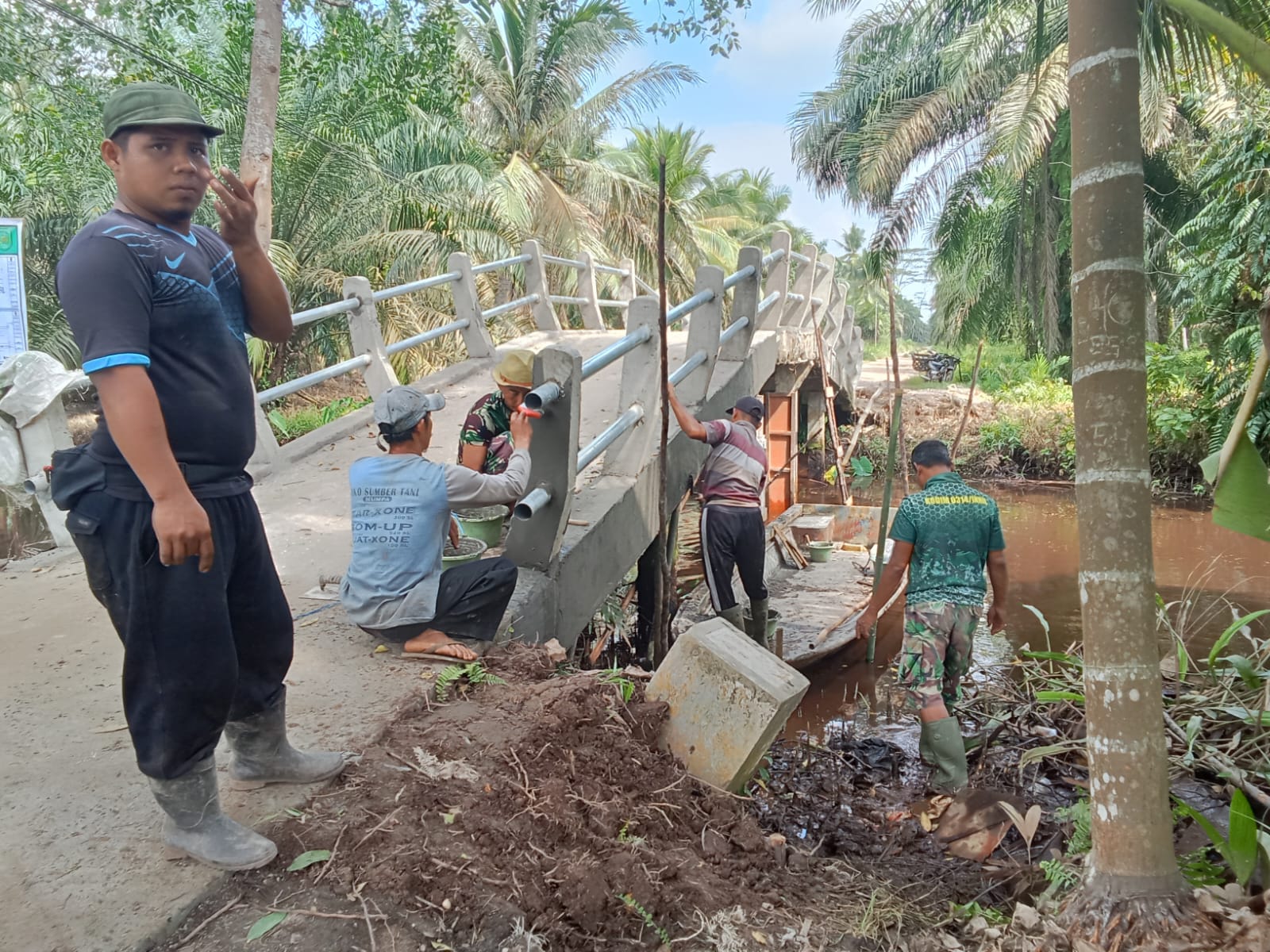 Rehabilitasi Jembatan di Desa Mumpa Terus Digenjot dalam TMMD ke-123 untuk Meningkatkan Konektivitas dan Kesejahteraan Warga