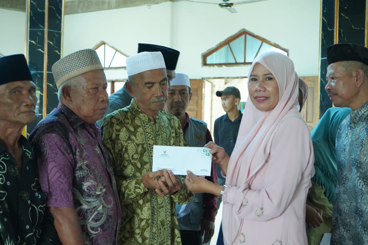 Di Teluk Belengkong, Wabup Inhil Serahkan Bantuan dan Berdialog dengan Masyarakat