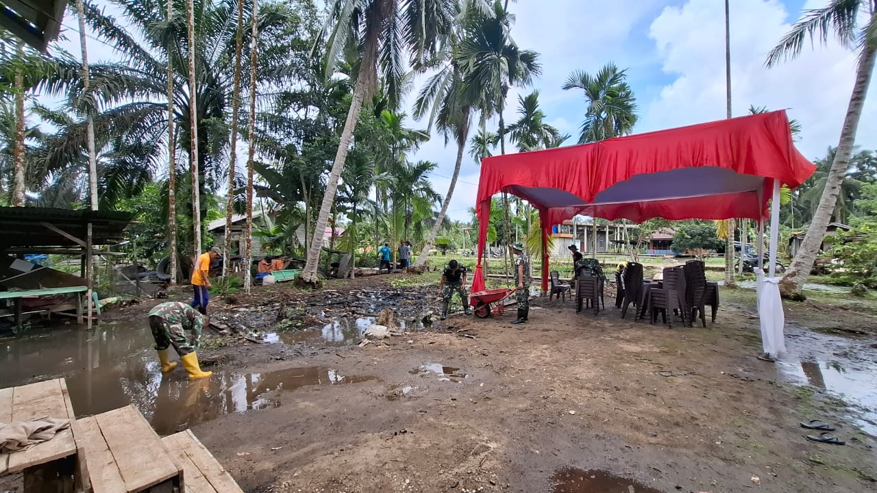 Anggota Koramil 10/Plg Ikut Serta Persiapkan Penutupan TMMD ke-123 Kodim 0314/Inhil di Desa Mumpa