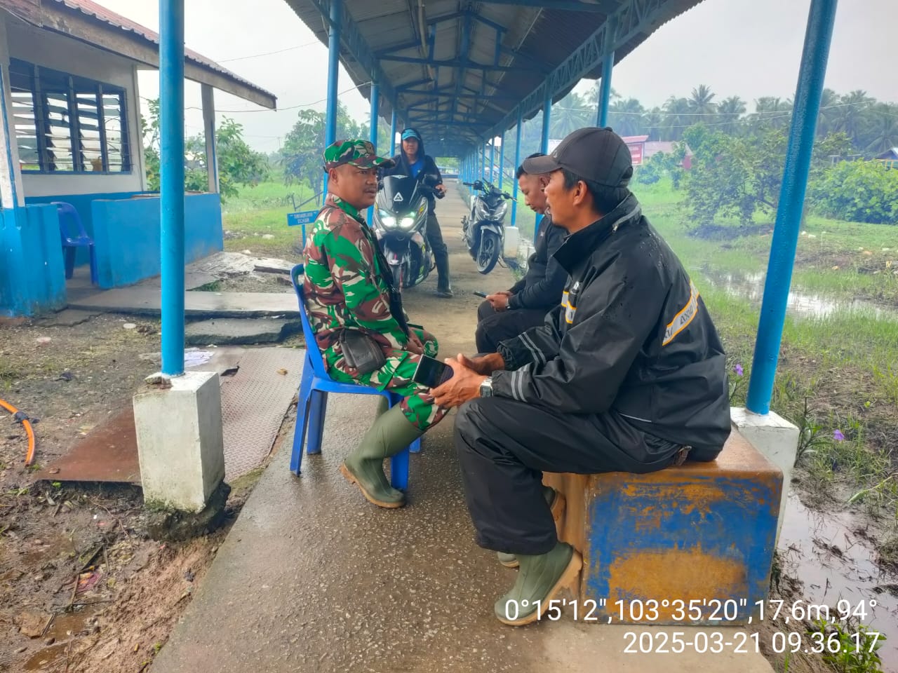 Babinsa Koramil 10/Plg Serda Chandra Bastian Gelar Komsos Bersama Warga di Pelabuhan Parit Sabar