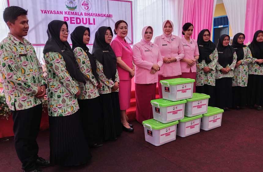 Foto Bersama Ketua pengurus Yayasan Kemala Bhakti Bhayangkari Utama Daerah Kepulauan Riau, Ny Detta Asep Safrudin, Ketua Bhayangkari utama Cabang Karimun Ny Mutiara Robby, bersama Para Guru TK Kemala Bhayangkari 01 Tanjung Batu Kundur