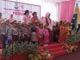 Foto Bersama Ketua pengurus Yayasan Kemala Bhakti Bhayangkari Utama Daerah Kepulauan Riau, Ny Detta Asep Safrudin, Ketua Bhayangkari utama Cabang Karimun Ny Mutiara Robby, bersama murid TK Kemala Bhayangkari 01 Tanjung Batu Kundur