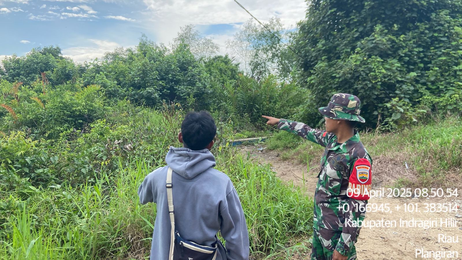 Babinsa Koramil 10/Plg, Pratu Muslimin Melaksanakan Sosialisasi dan Patroli Karlahut di Wilayah