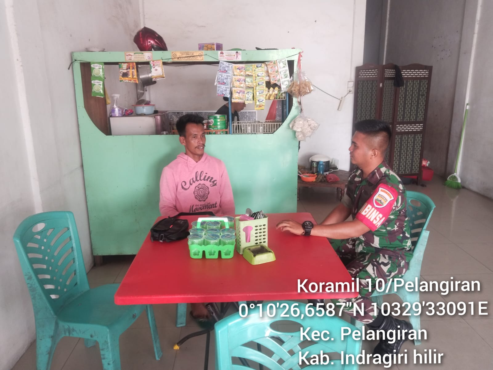 Babinsa Koramil 10/Plg Jalin Komunikasi Sosial dengan Warga Desa Binaan di Kecamatan Pelangiran