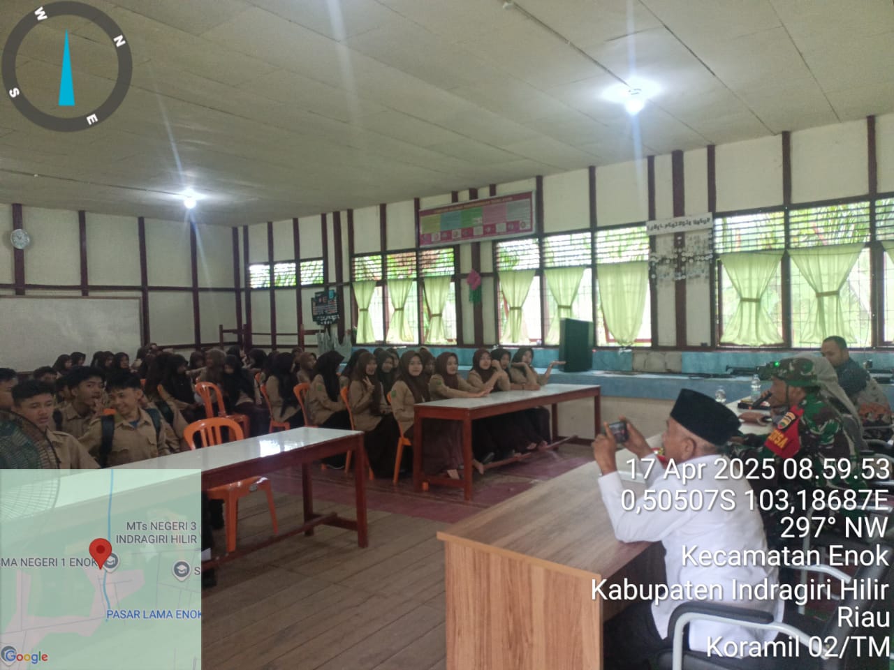 Babinsa Rantau Panjang Sosialisasikan Penerimaan Secaba-PK dan Secata-PK T.A. 2025 kepada Siswa SMAN 01 Enok