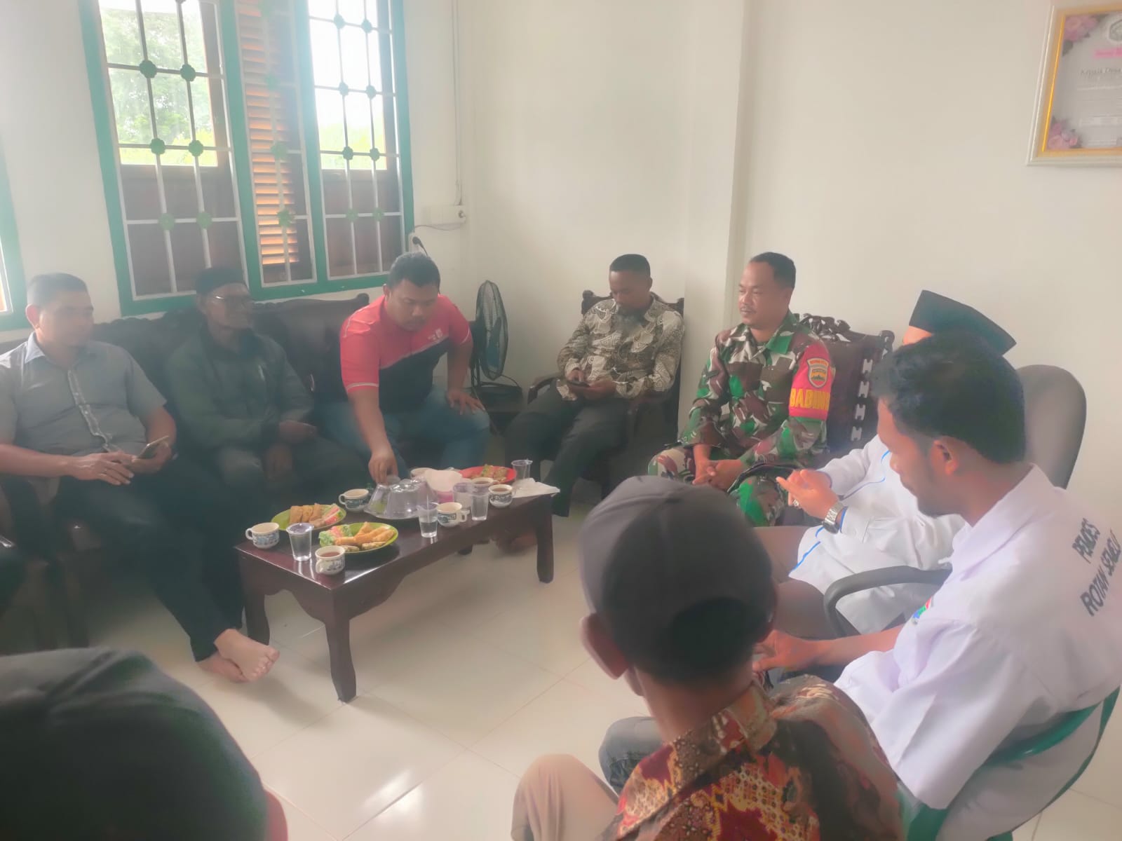 Warga Diimbau Waspada, Babinsa Serda Candra Hadiri Musyawarah Antisipasi Kemunculan Jejak Harimau Desa Rotan Semelur 
