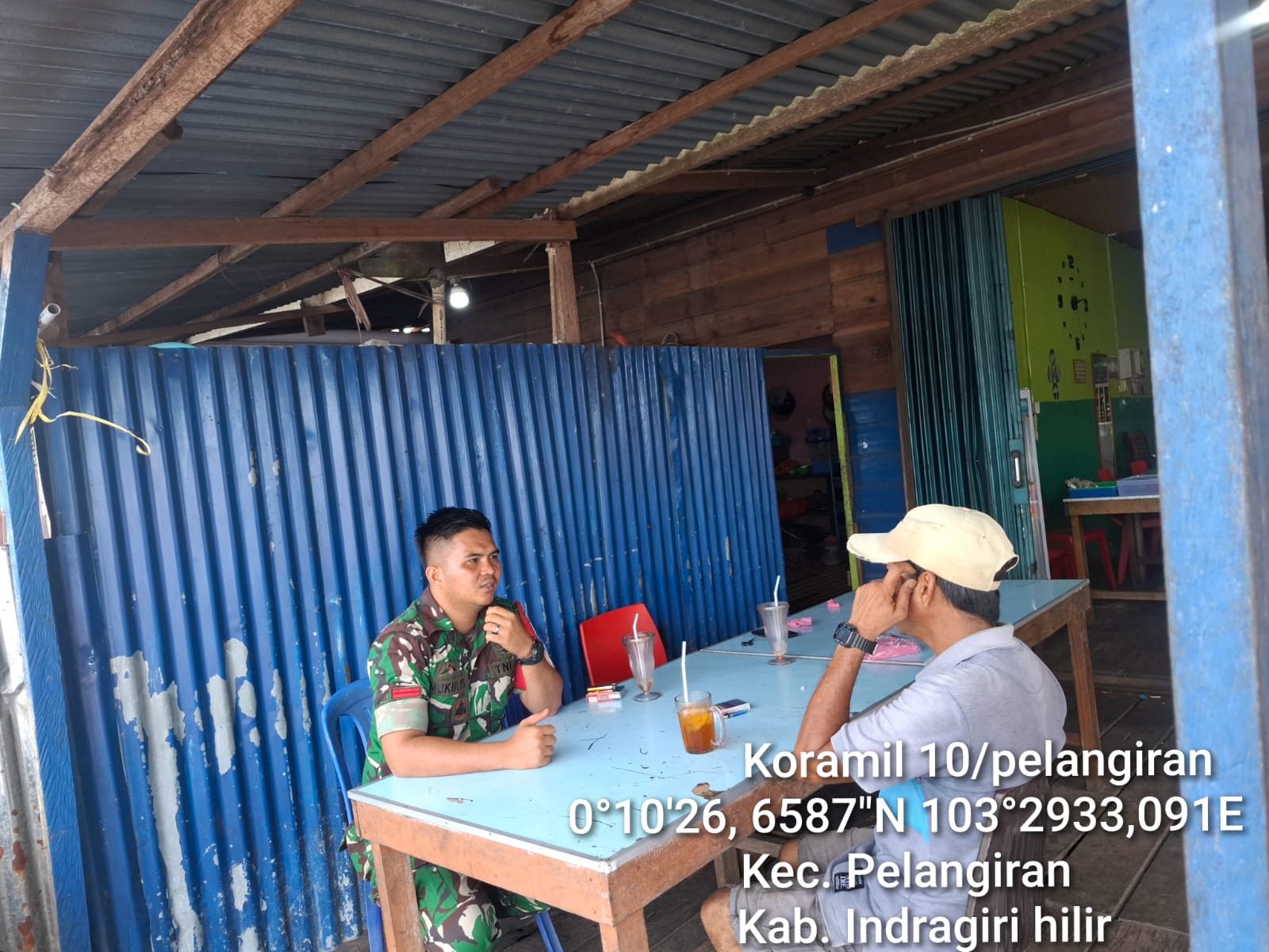 Babinsa Koramil 10/Plg Laksanakan Komsos di Desa Binaan untuk Tingkatkan Keamanan dan Kebersamaan