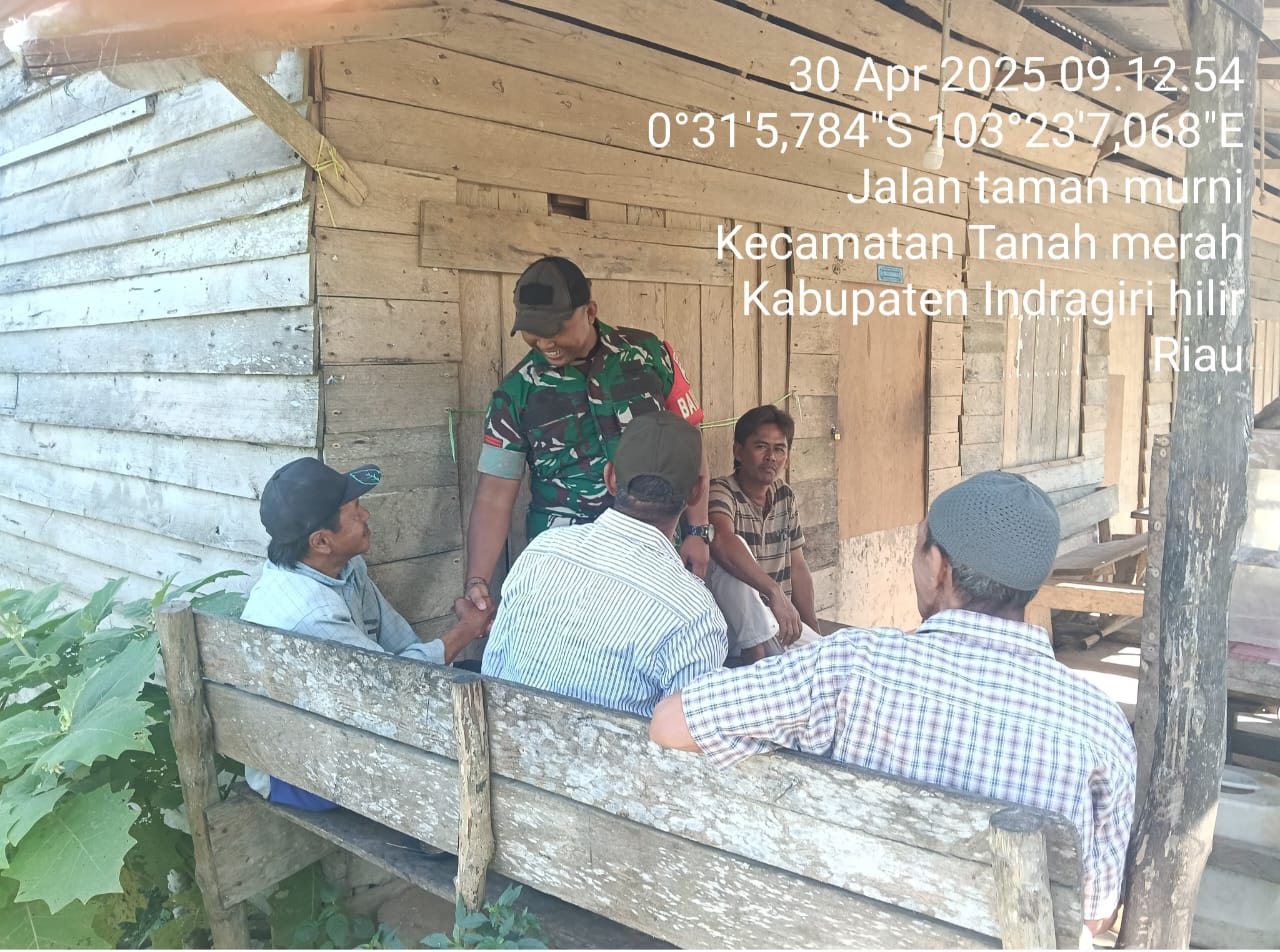 Anggota Koramil 02/TM Laksanakan Komsos dengan Warga Kampung Pancasila