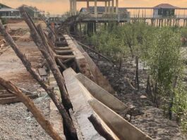 Tanggul Desa Lebuh dalam kondisi roboh