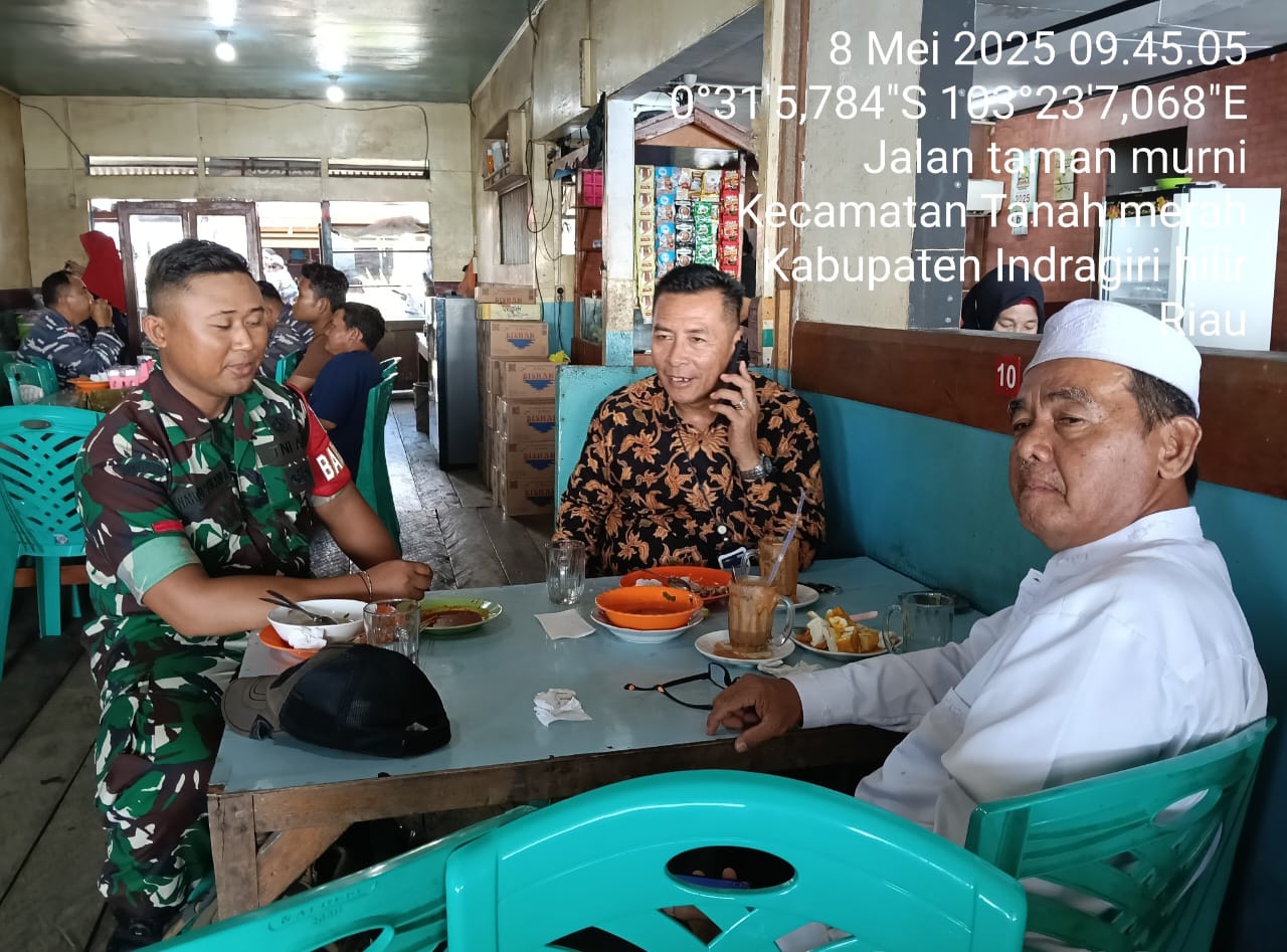 Babinsa Kuala Enok Jalin Silaturahmi Lewat Komsos Bersama Tokoh Masyarakat