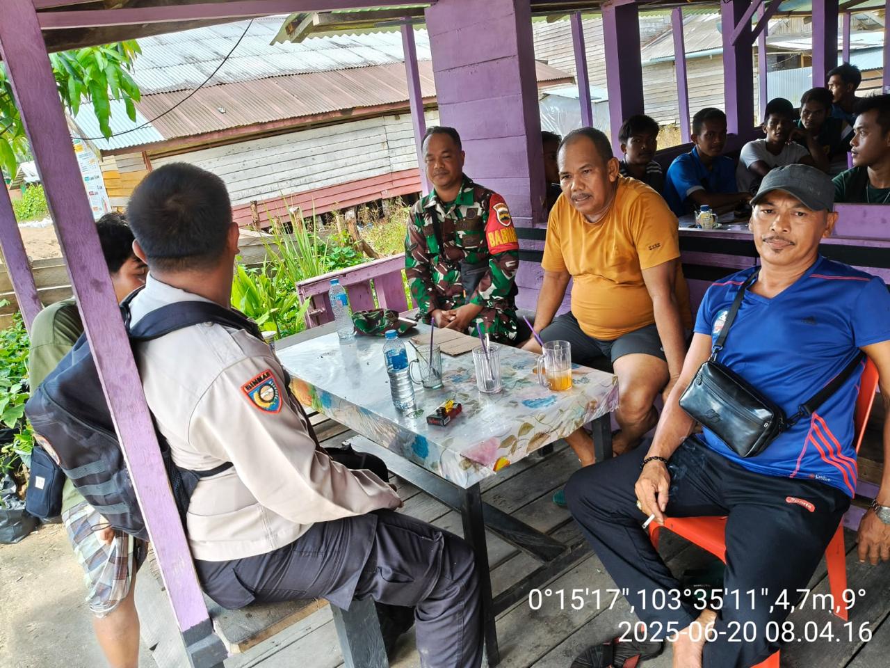 Sinergi TNI-Polri di Pelangiran: Dekatkan Diri ke Warga, Cegah Potensi Gangguan Keamanan