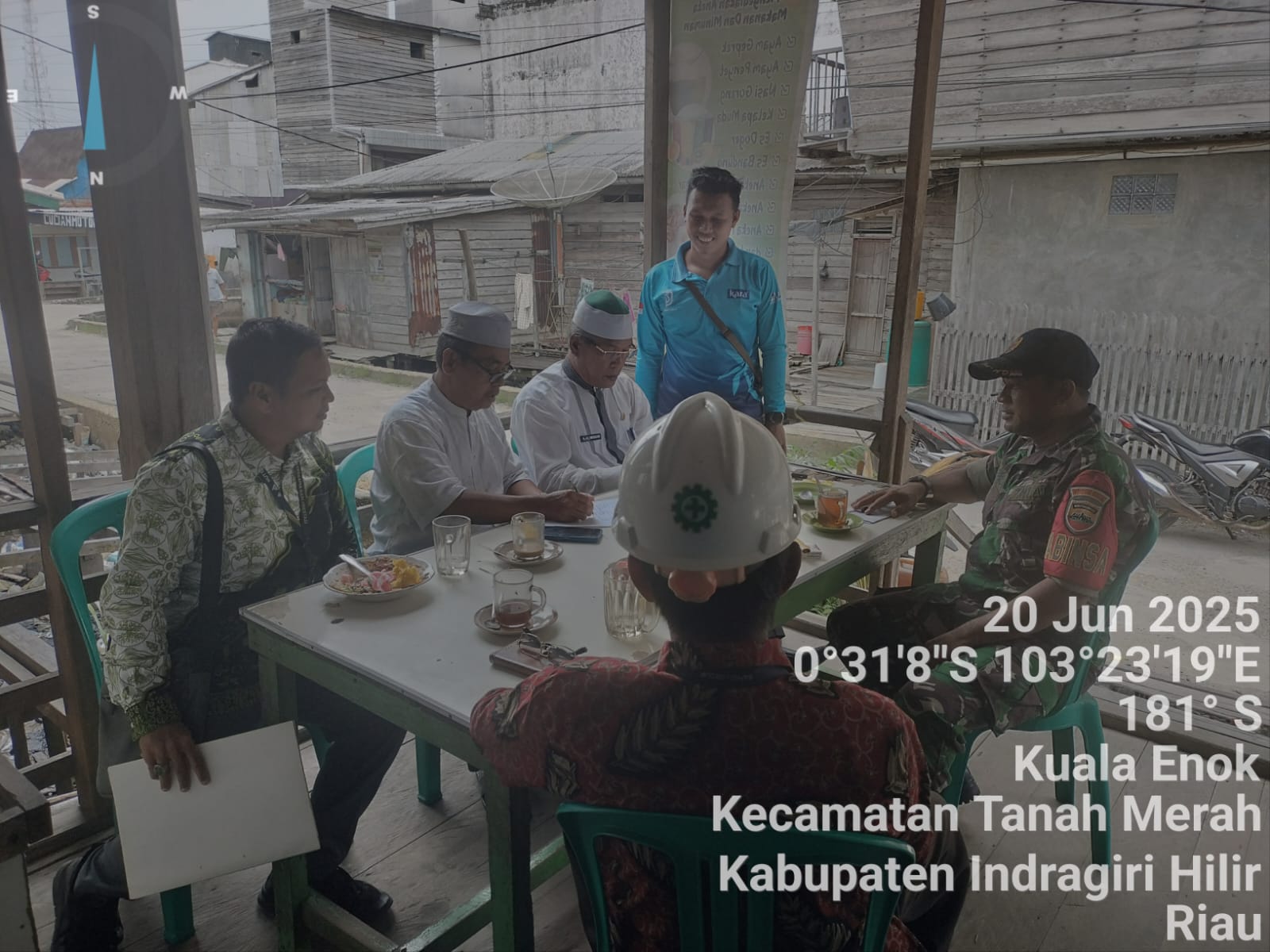 TNI dan Rakyat Menyatu: Komsos Babinsa Tanah Merah Hangatkan Kampung Pancasila