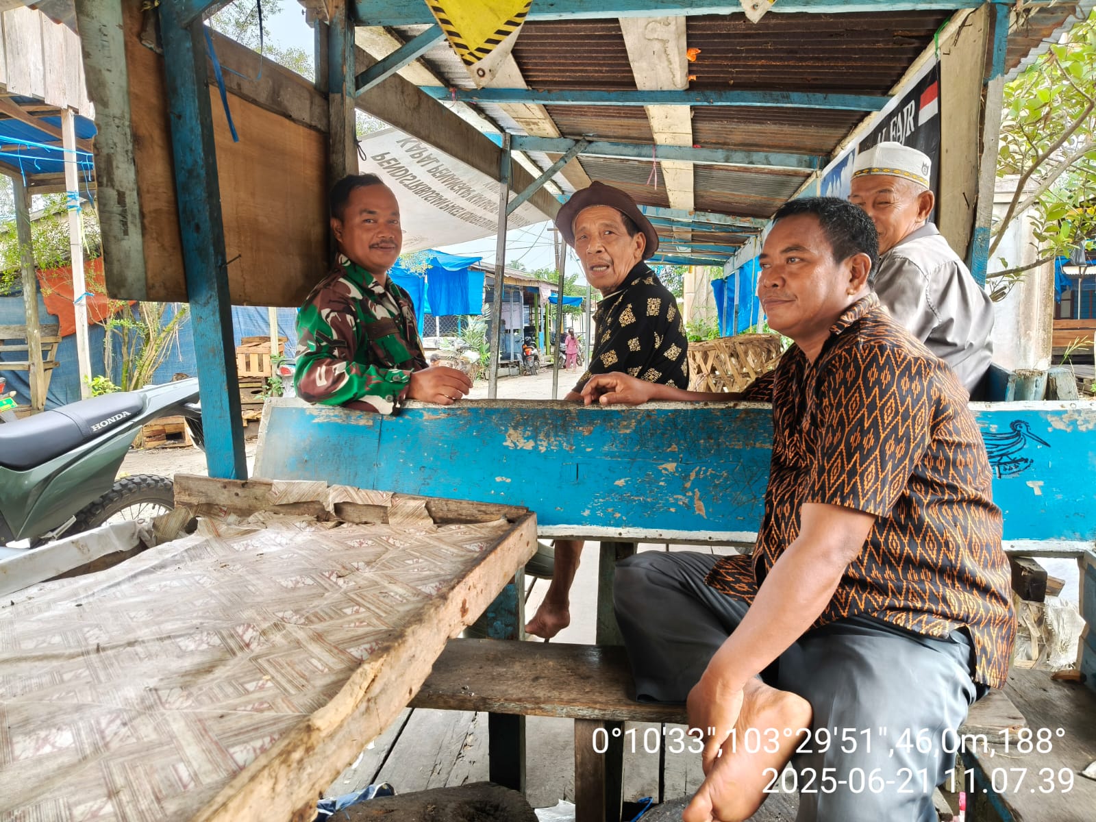 Babinsa Koramil 10/Plg Serda Chandra Bastian Gelar Komsos, Pererat Silaturahmi dengan Tokoh Masyarakat