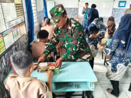 730 Senyum Ceria di Pelangiran: TNI dan PT GIN Bagikan Makanan Bergizi untuk Pelajar