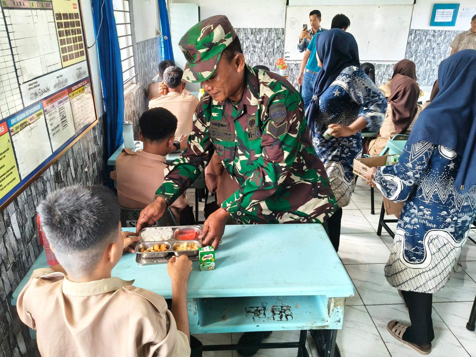 730 Senyum Ceria di Pelangiran: TNI dan PT GIN Bagikan Makanan Bergizi untuk Pelajar