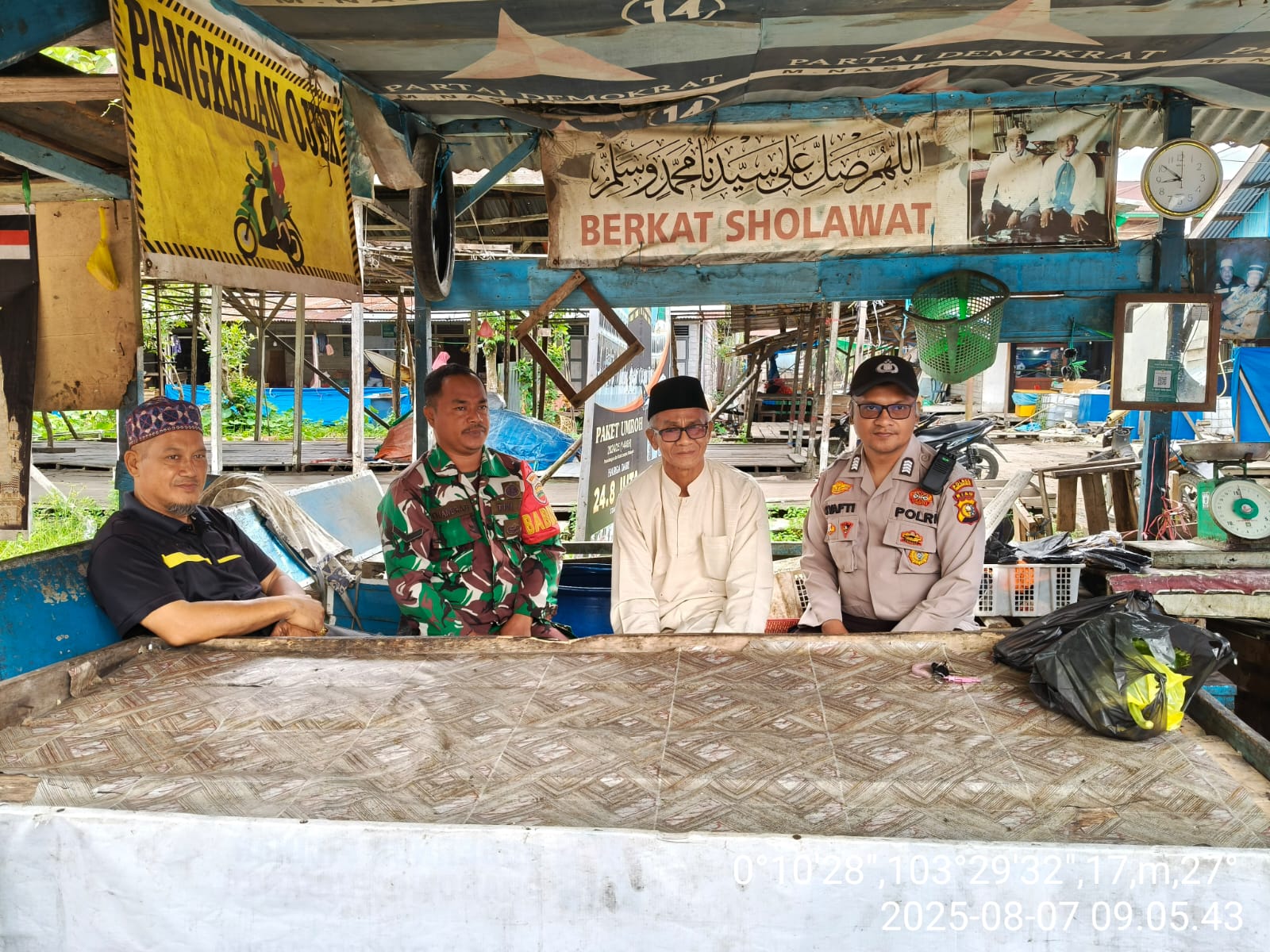 Babinsa Koramil 10/Plg Gelar Komsos Bersama Kanit Binmas dan Tokoh Masyarakat di Pasar Pelangiran
