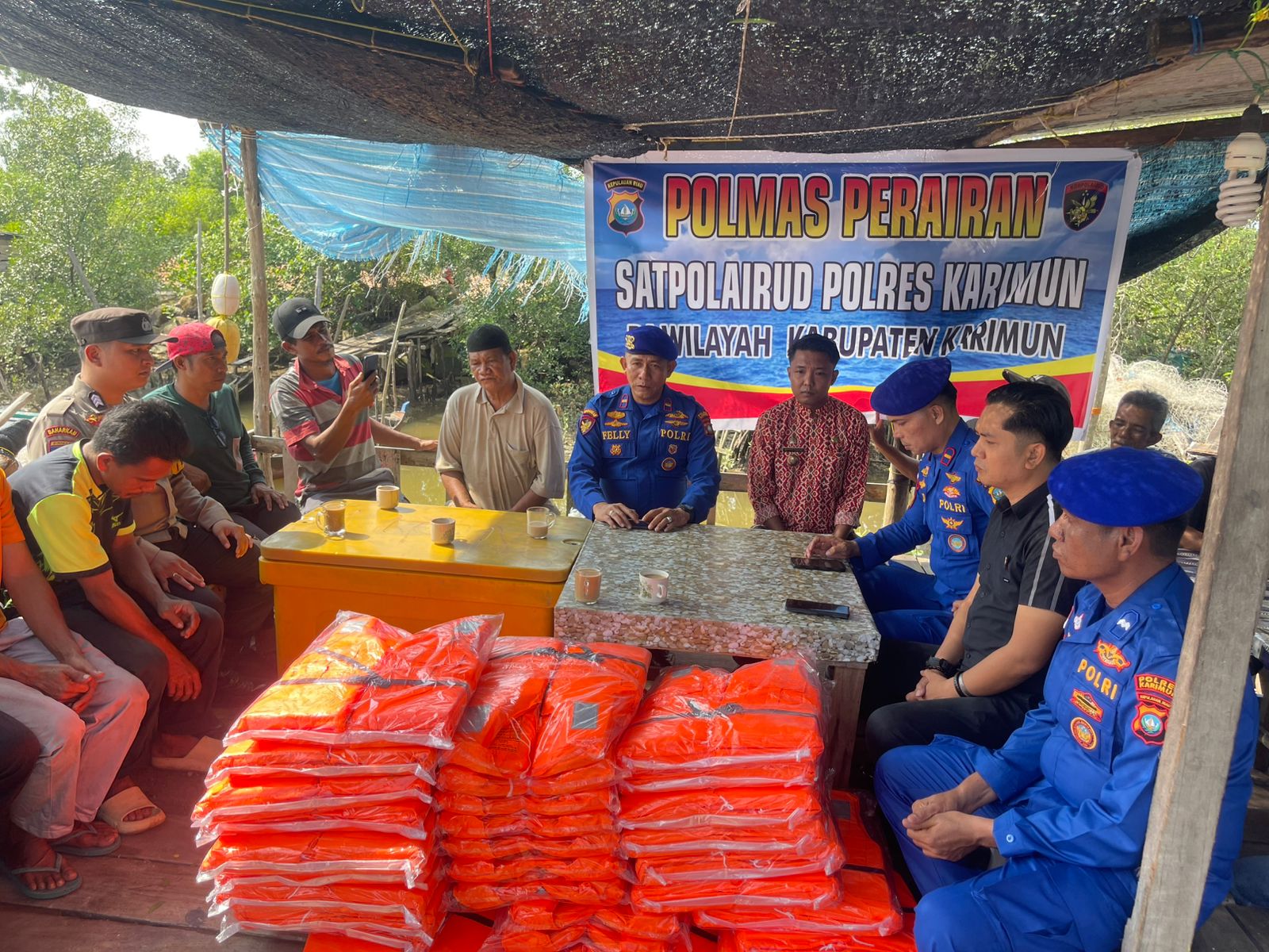 Polres Karimun Peduli Keselamatan Nelayan, Bagikan Life Jacket