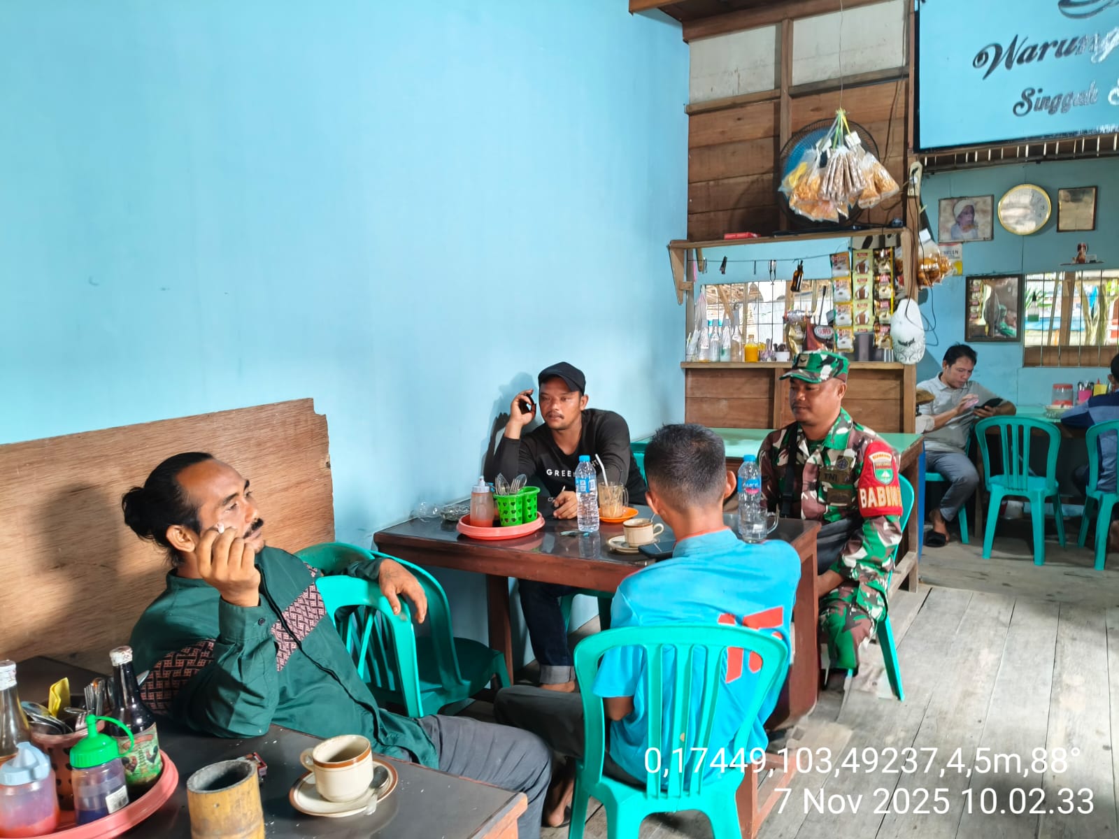 Babinsa Koramil 10/Plg Serda Chandra Bastian Giat Pengawasan SDM bersama komduk di Pasar Pelangiran, Bahas Keamanan Wilayah