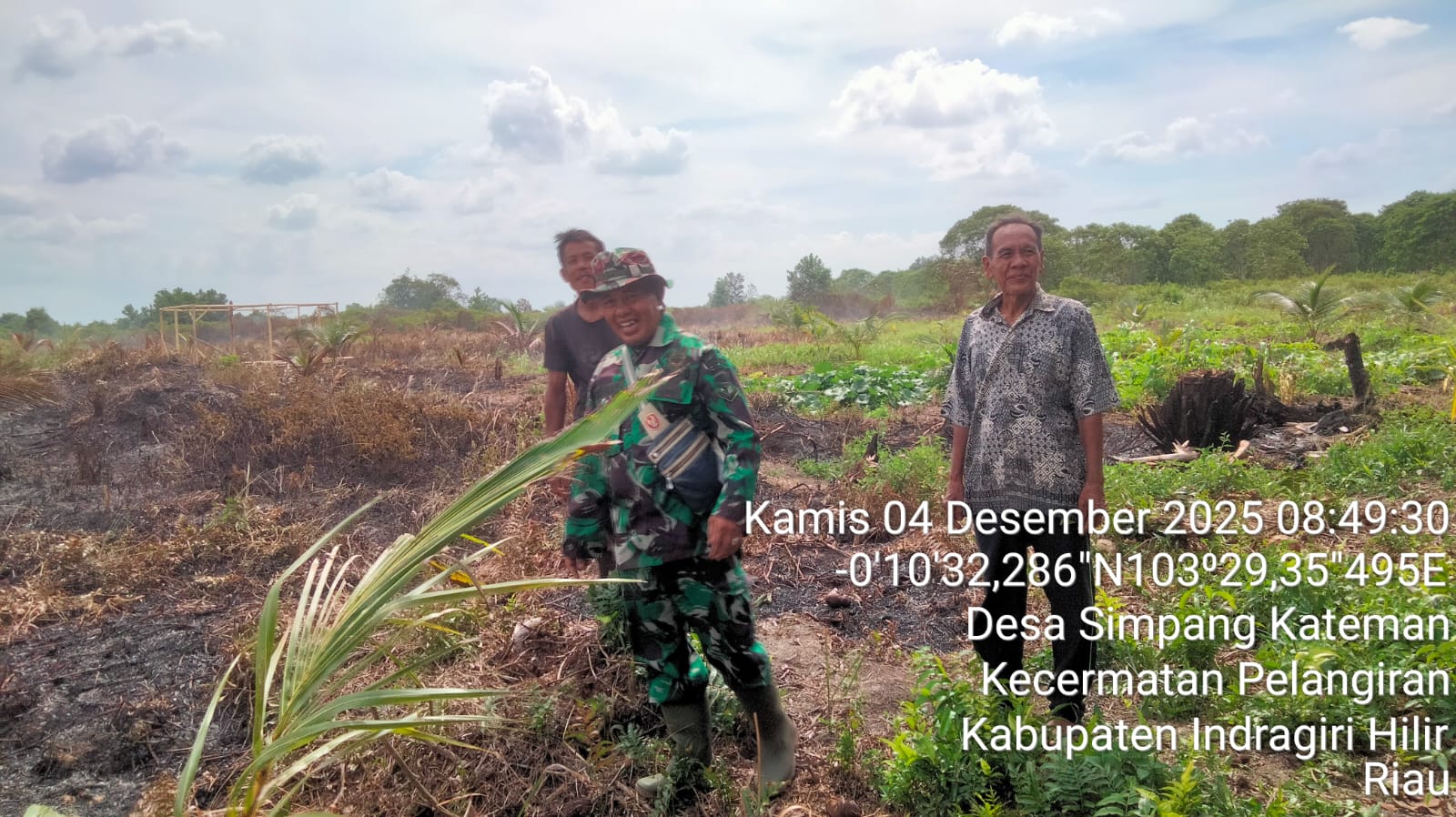 Sertu Dodi Eka Putraa Babinsa Koramil 10/Plg Gelar Patroli Tapal Batas di Simpang Kateman