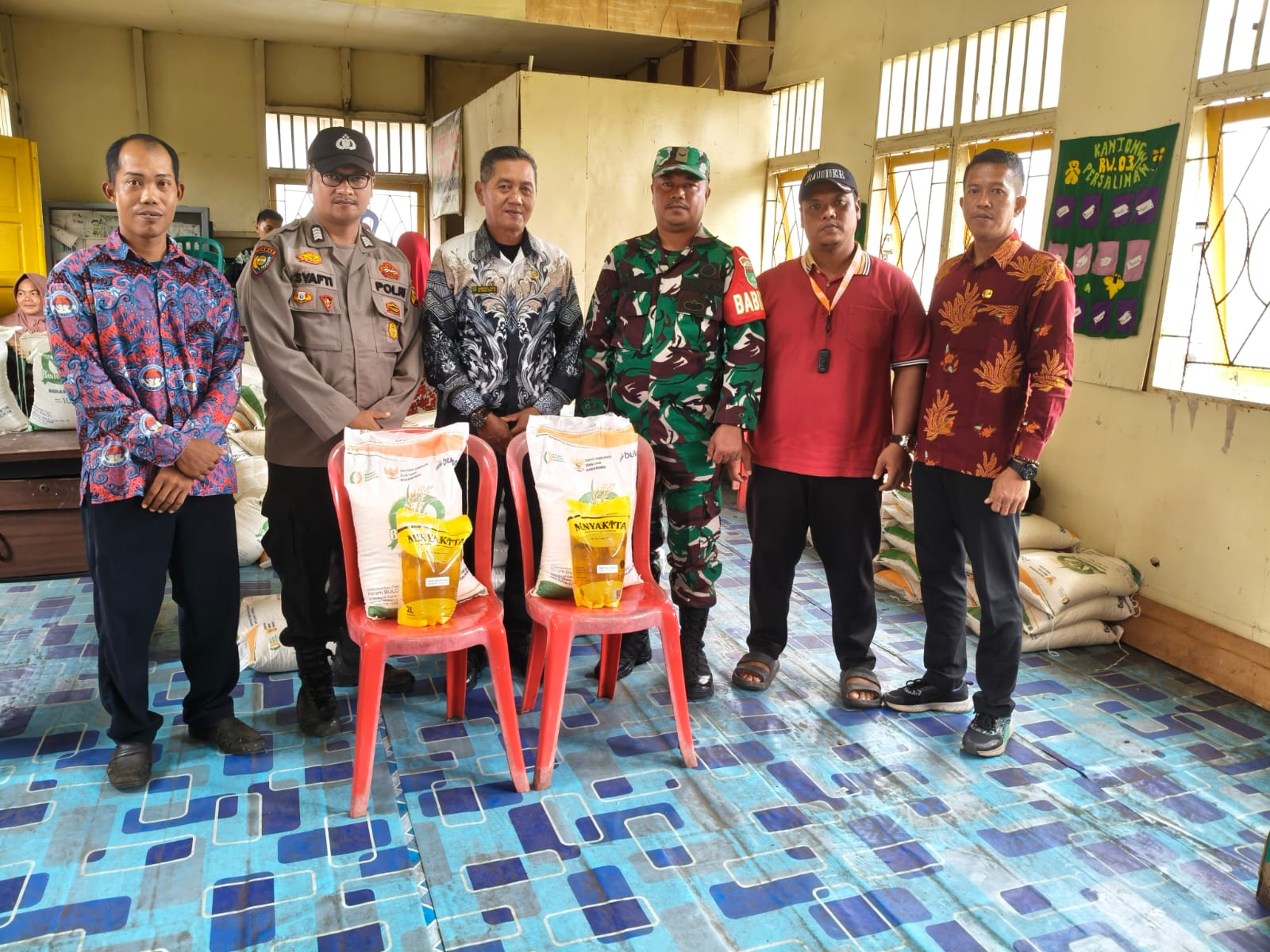 Penyaluran Bantuan Pangan 2025 di Pelangiran, Koramil 10/Plg Kawal Distribusi untuk 198 KK