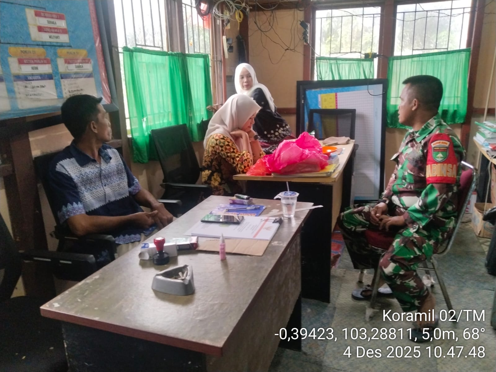 Babinsa Koramil 02/TM Gelar Komsos Bersama Perangkat Desa Tekulai Hilir