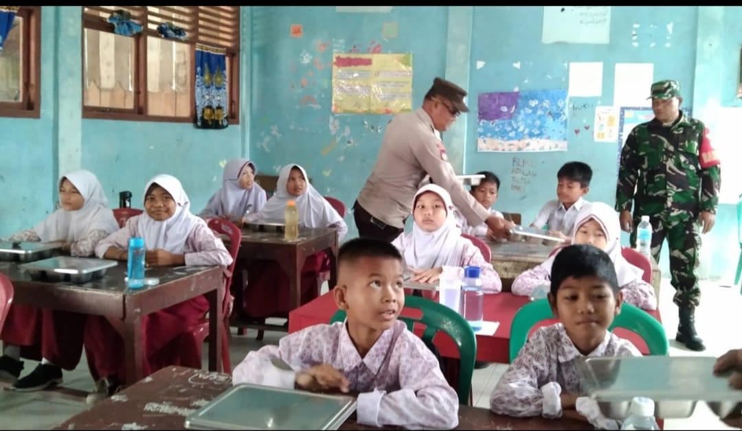 Anggota Koramil 02/TM Dampingi Pembagian 2.020 Porsi Makanan Bergizi di Sekolah-sekolah 