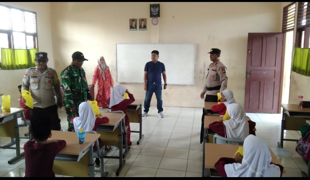 Babinsa Koramil 02/TM Dampingi Penyaluran Makan Bergizi di Tanah Merah 