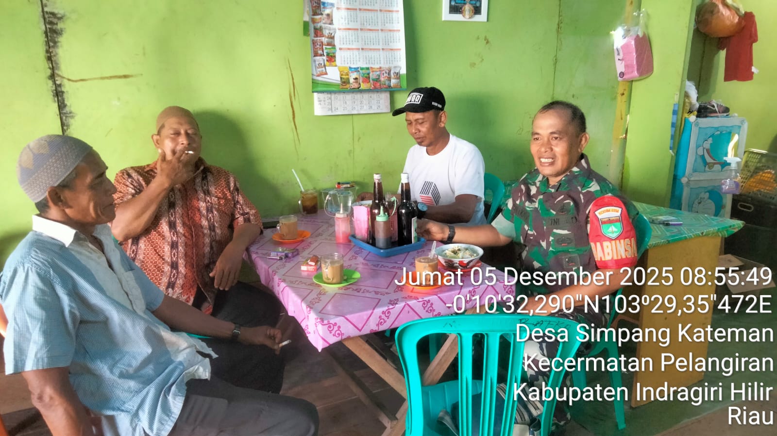 Babinsa Koramil 10/Plg Ajak Warga Simpang Kateman Perkuat Kekompakan Demi Ciptakan Lingkungan Aman