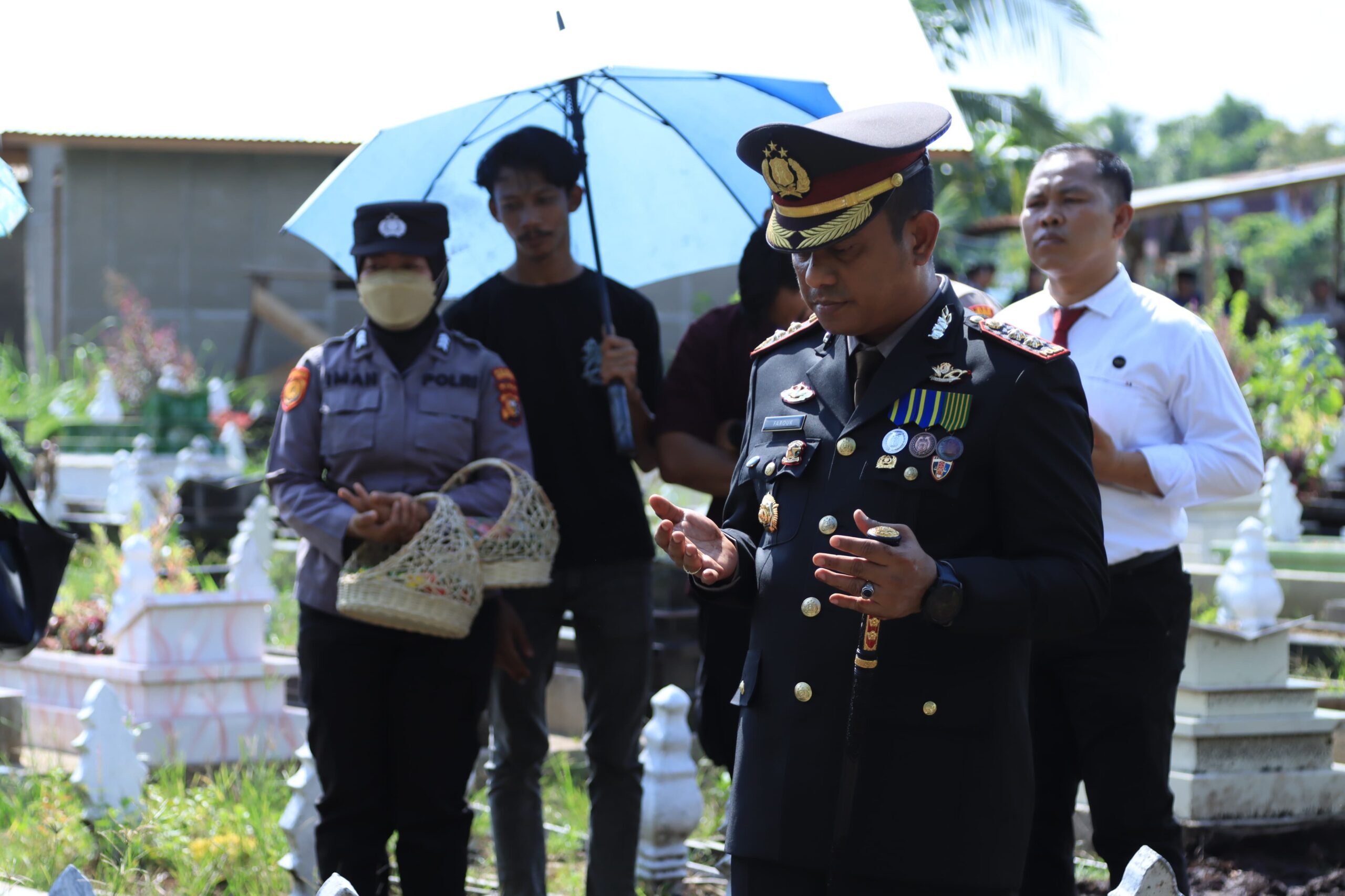 Kapolres Inhil AKBP Farouk Oktora S.H,S.I.K, Pimpin Upacara Pemakaman almarhum AKP Hendri J., S.H.